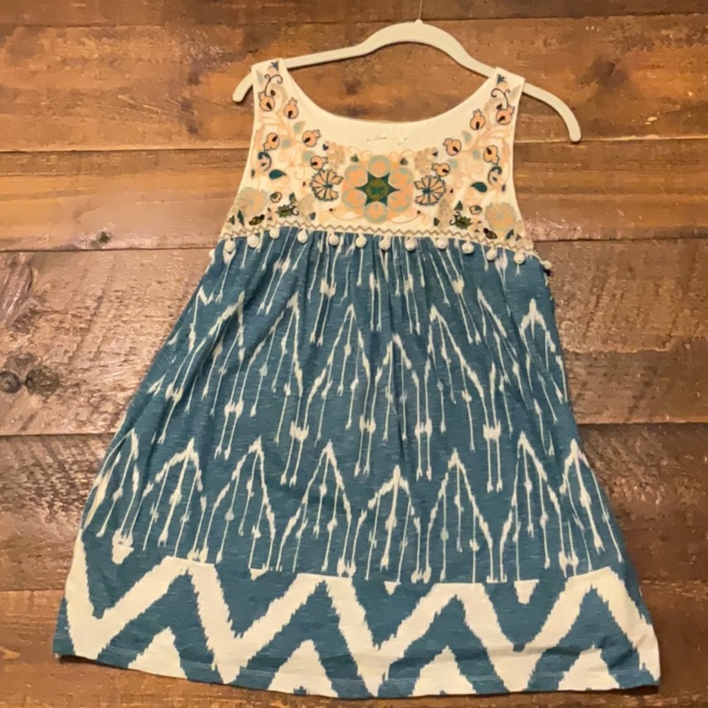 Women’s sleeveless embroidered tunic top